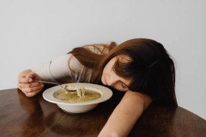 Hình ảnh eating woman minh họa tình trạng ăn nhiều nhưng không hấp thụ, có thể do hệ tiêu hóa kém hiệu quả hoặc thiếu enzyme.