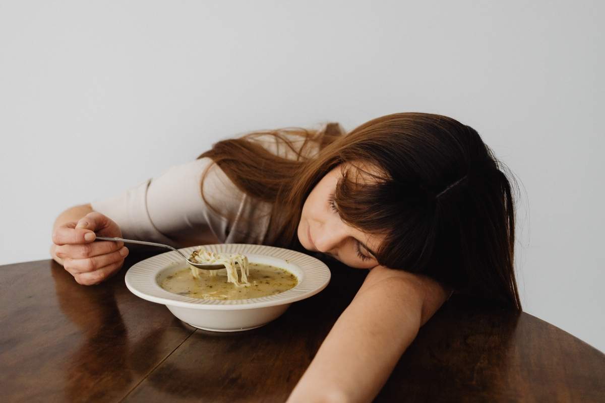 Hình ảnh eating woman minh họa tình trạng ăn nhiều nhưng không hấp thụ, có thể do hệ tiêu hóa kém hiệu quả hoặc thiếu enzyme.